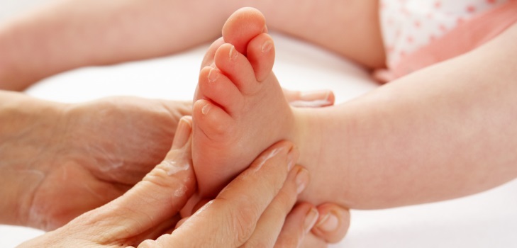Bērnu pēdu masāža: rūpēties par savu mazuli