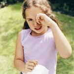 Bērnam ir zilumi viņa acīs: kāpēc? Bērnam ir zilumi viņa acīs: kāpēc?