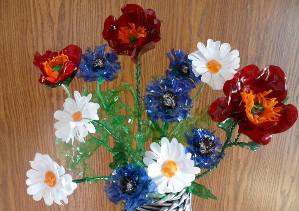 Ziedi no plastmasas pudeles: meistarklase plastmasas izstrādājumu izgatavošanai ar savām rokām