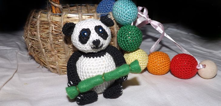 Trikotāžas Panda rotaļlieta ar savām rokām