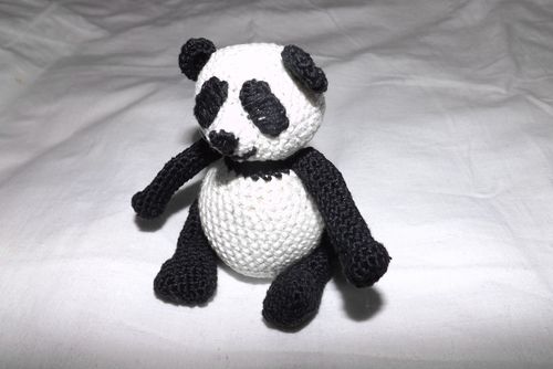 Trikotāžas Panda rotaļlieta ar savām rokām