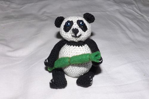 Trikotāžas Panda rotaļlieta ar savām rokām
