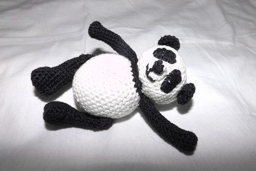 Trikotāžas Panda rotaļlieta ar savām rokām