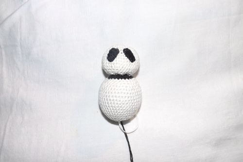 Trikotāžas Panda rotaļlieta ar savām rokām