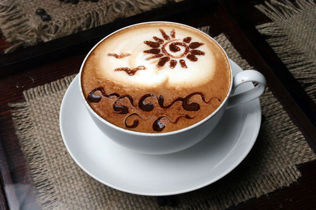 Latte māksla - kafijas krāsošana