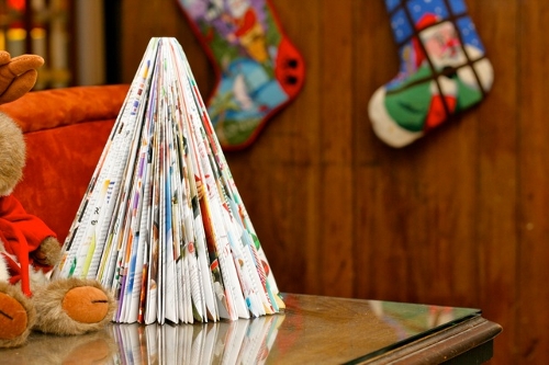 Jaungada rotaļlietas-origami uz Ziemassvētku eglītes, kas izgatavota no papīra