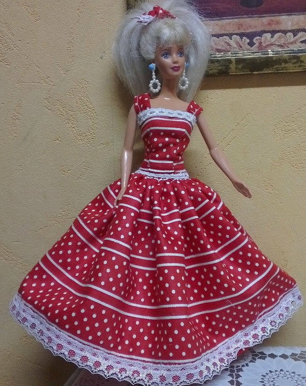 Kleitas Barbie rokām - modeļi un modeļi