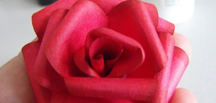 roze izgatavota no papīra