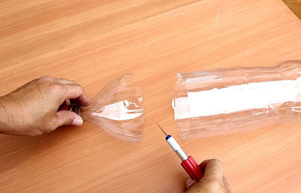 Jaunas amatniecības no plastmasas pudeles ar savām rokām dārzā un dārzā