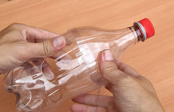 Jaunas amatniecības no plastmasas pudeles ar savām rokām dārzā un dārzā