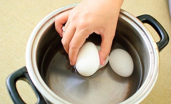 Kā izdaiļot olas Lieldienām ar savām rokām - interesantas meistarklases ar fotogrāfijām