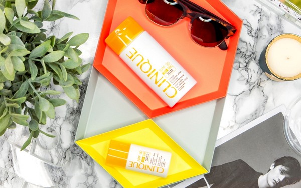 Neredzama aizsardzība: miecēšanas aģenti Clinique Mineral Sunscreen