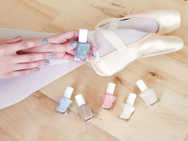 Pastels manikīrs: laku kolekcija Essie Gel Couture Ballet Nudes 2017