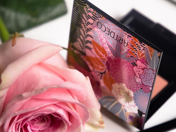 Svētku grims ar dekoratīvo kolekciju Artdeco Hypnotic Blossom