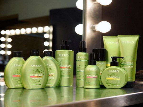 Wavy revolūcija: jauni priekšmeti cirtainiem ķiršiem Redken Curvaceous
