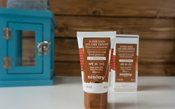 Sauļošanās no pudeles: saules aizsarglīdzeklis Sisley Tinted Sun Care