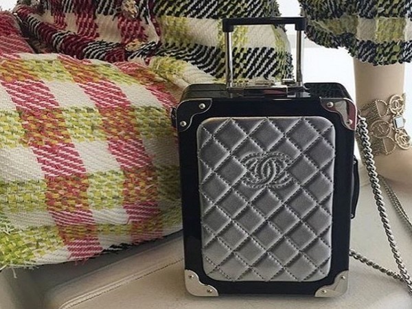 Ceļu zvani: čemodānu ratiņi Minaudiere no Chanel