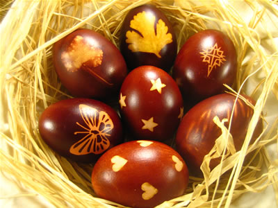 Kā dekorēt olas Lieldienām, soli pa solim norādiet ar fotogrāfiju