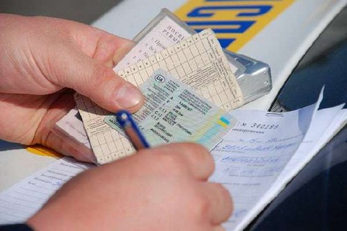 Kā pārbaudīt ceļu policijas naudas sodus par automašīnas numuru