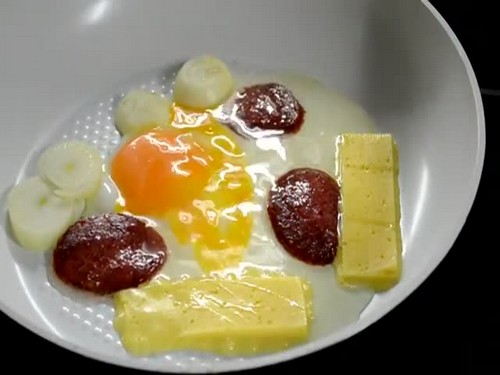 Kas ir cepšanas panna ar keramikas pārklājumu