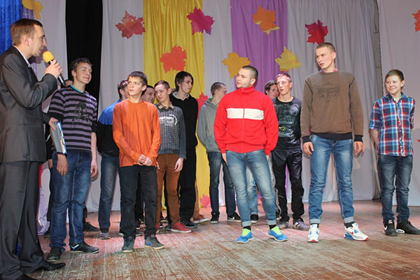 Veltījums studentiem: skripti, sacensības, dziesmu izmaiņas