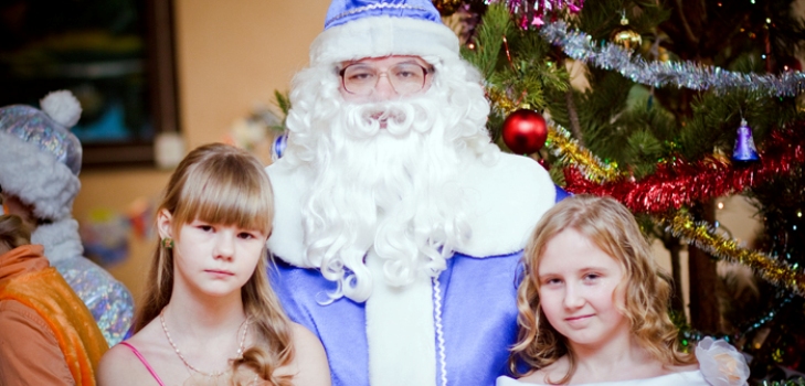Ziemassvētku vecītis un meitenes