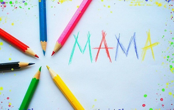 Ainas Mātes diena - smieklīgi un īss bērnudārzs, pamatskolas un vidusskolas skolēniem