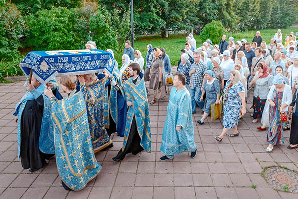 Svētītās Jaunavas Marijas pieņēmums 2017: zīmes un apsveikumi