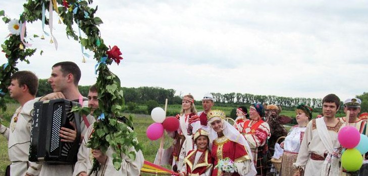 Līgavas cenu tradīcijas: mūsdienīgs skripts un plakāti