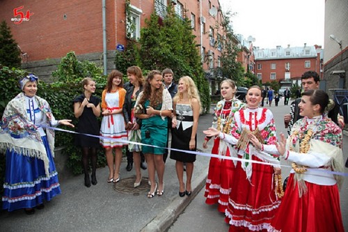 Līgavas cenu tradīcijas: mūsdienīgs skripts un plakāti