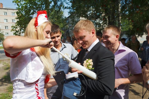 Līgavas cenu tradīcijas: mūsdienīgs skripts un plakāti