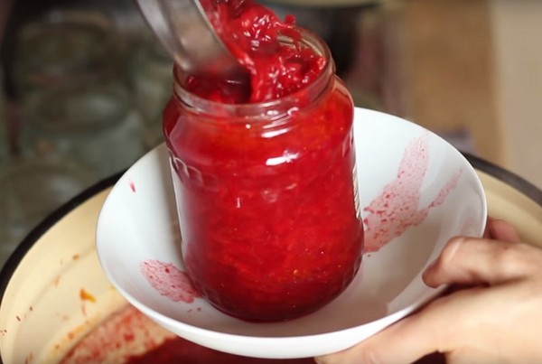 Borsch ziemai kārbās, receptes preparātiem ar bietēm un kāpostiem, tomātu pasta un bez tās
