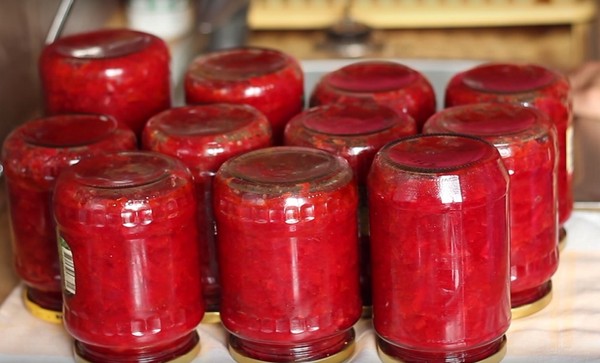 Borsch ziemai kārbās, receptes preparātiem ar bietēm un kāpostiem, tomātu pasta un bez tās