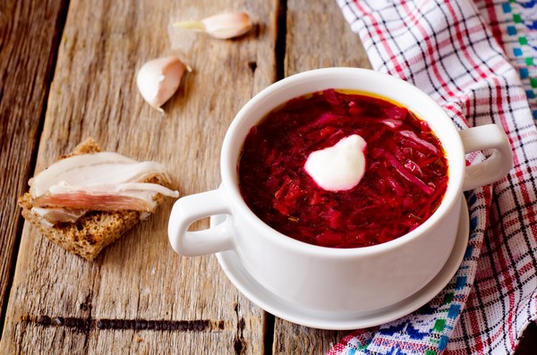 Borsch ziemai kārbās, receptes preparātiem ar bietēm un kāpostiem, tomātu pasta un bez tās