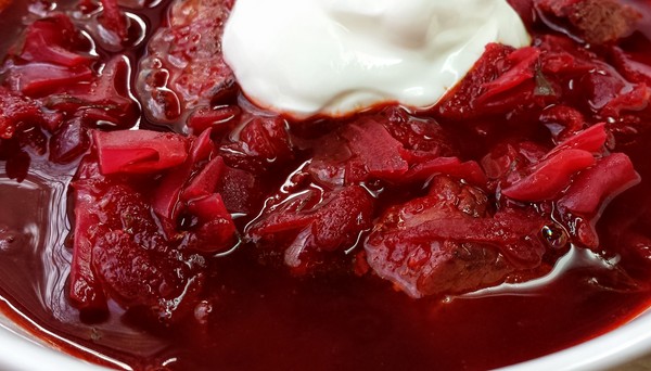 Borsch ziemai kārbās, receptes preparātiem ar bietēm un kāpostiem, tomātu pasta un bez tās