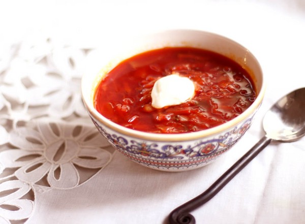 Borsch ziemai kārbās, receptes preparātiem ar bietēm un kāpostiem, tomātu pasta un bez tās