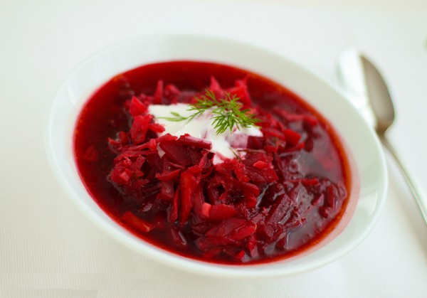 Borsch ziemai kārbās, receptes preparātiem ar bietēm un kāpostiem, tomātu pasta un bez tās