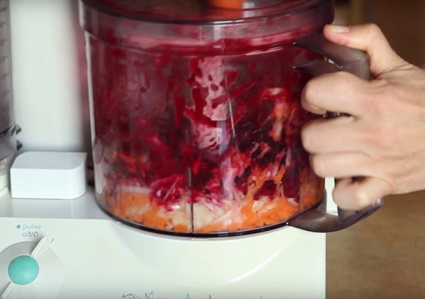 Borsch ziemai kārbās, receptes preparātiem ar bietēm un kāpostiem, tomātu pasta un bez tās