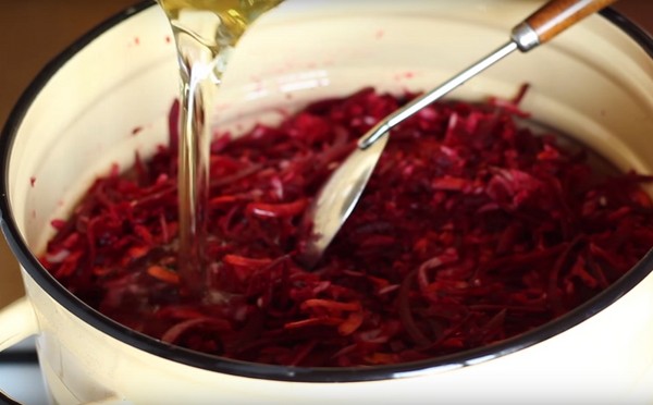 Borsch ziemai kārbās, receptes preparātiem ar bietēm un kāpostiem, tomātu pasta un bez tās