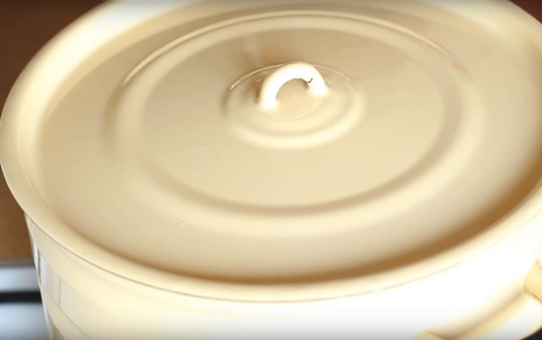 Borsch ziemai kārbās, receptes preparātiem ar bietēm un kāpostiem, tomātu pasta un bez tās