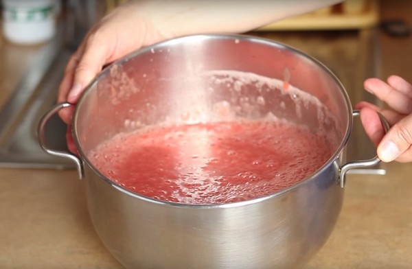 Borsch ziemai kārbās, receptes preparātiem ar bietēm un kāpostiem, tomātu pasta un bez tās