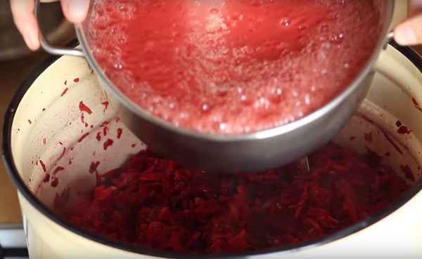 Borsch ziemai kārbās, receptes preparātiem ar bietēm un kāpostiem, tomātu pasta un bez tās