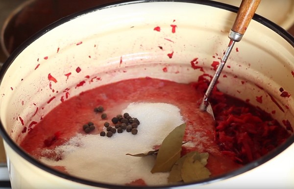 Borsch ziemai kārbās, receptes preparātiem ar bietēm un kāpostiem, tomātu pasta un bez tās