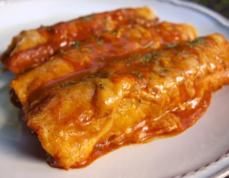 Enchiladas ar pupiņām un sakņu dārzeņiem