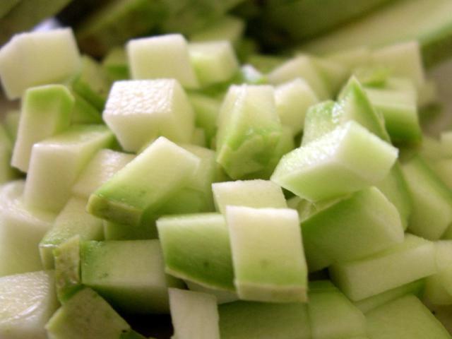 smalki sasmalcinātas cukīnijas skvoša kubi