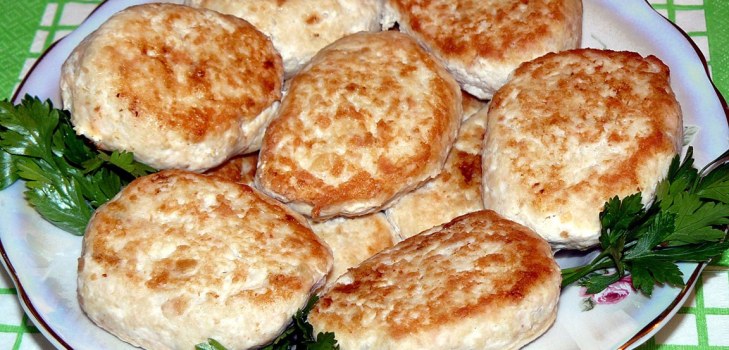 kotletes uz plāksnes