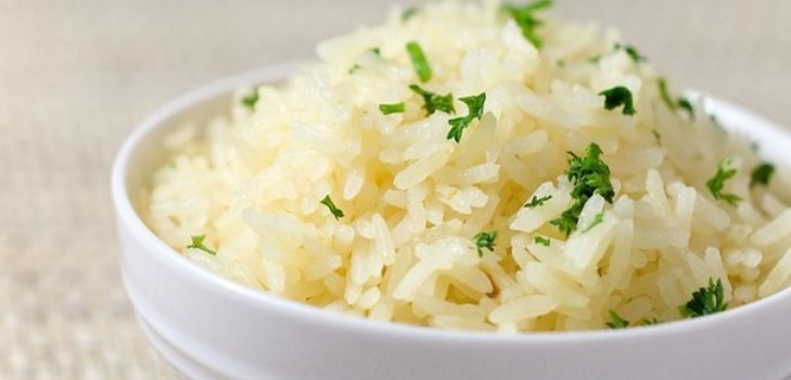 rīsi plāksnē