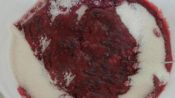 Auzenes ar cukuru ziemai bez vārīšanas, Pyatiminutka, saldētas. Upeņu recepte, rīvēta ar cukuru ziemai (bez ledusskapja)