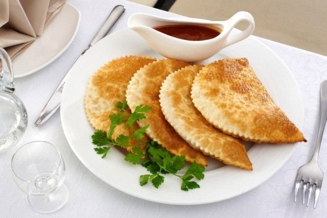 ķebureks uz galda