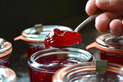 Sarkano jāņogu ievārījums ar banāniem